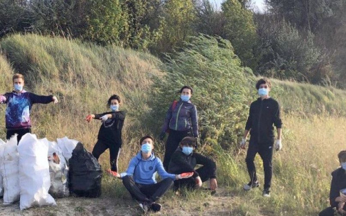 Авдеевские школьники убрали мусор на карьере