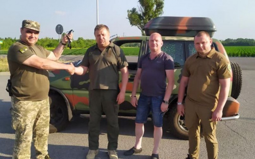 Мешканці Львівщини привезли позашляховик для потреб Авдіївки