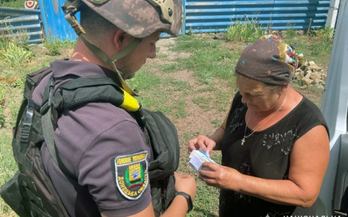 Поліцейські розвезли мешканцям Авдіївки ліки та доставили поранену жінку до лікарні