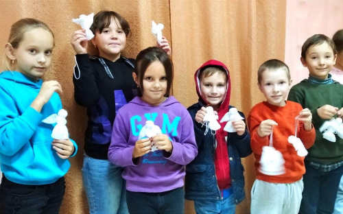Авдіївські діти-переселенці в Умані створили янголів Перемоги