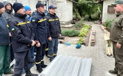 В Авдіївці відзначили рятувальників, які лагодили дахи пошкоджених будинків городян