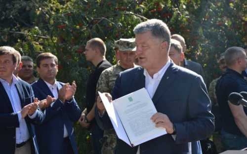 Важный для украинских военных закон Президент Украины подписал в прифронтовой Авдеевке (ФОТОФАКТ)