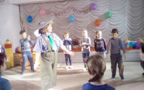 В Авдіївці діти зустрілись із казковим героєм (ФОТО)