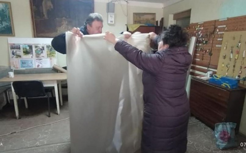 Авдіївські комунальники продовжують допомагати мешканцям Авдіївки закривати вибиті в результаті обстрілів вікна
