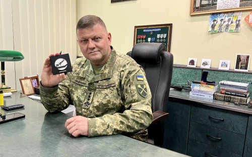 «ВІРЮ ЗСУ» – ексклюзивний наклад браслетів зі сталі Азовсталі з автографом Валерія Залужного до Дня захисників і захисниць України