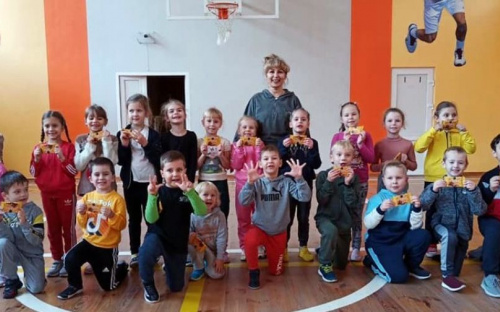 В Авдіївці першачки опорної школи провели спортивні змагання