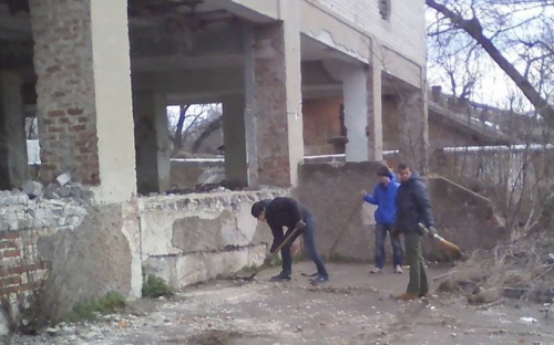 Авдеевские студенты взялись за обустройство спортплощадки (ФОТО)