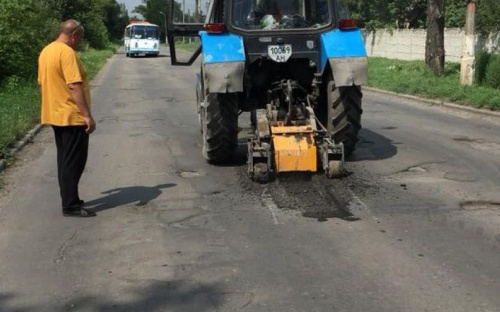 Фотофакт: в Авдеевке идет дорожный ремонт