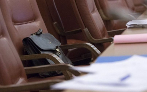 Кабмін заборонив держслужбовцям під час війни працювати дистанційно за межами України