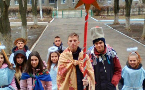 В Авдіївці учні 7 школи влаштували святковий вертеп (ФОТО)