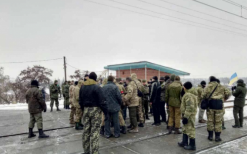 Блокаду в Донбассе организовывать должно государство, а не частные лица, - военные