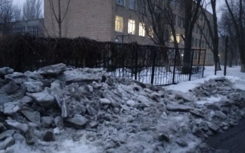 В Авдеевке обнажился асфальт (ФОТОФАКТ)