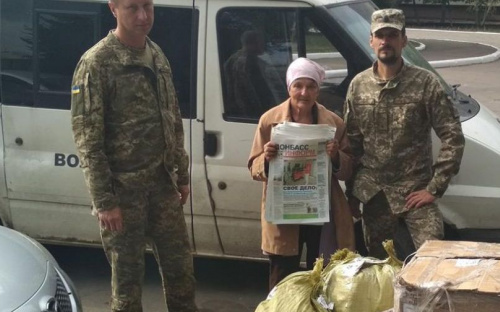 Авдеевские «симики» привезли военным - сетку, а гражданским - одежду