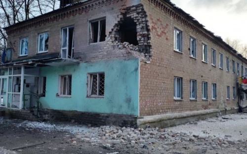 В Авдіївці під обстріли потрапили дев’ятиповерхівка, крамниця та адміністративна будівля