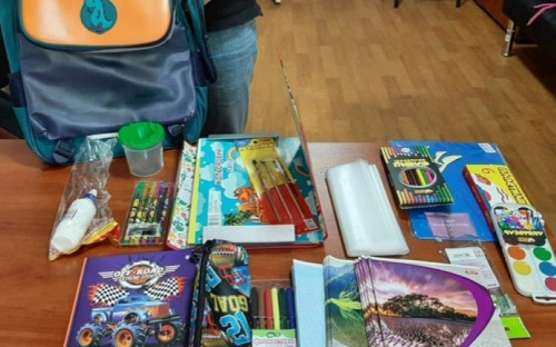 Представники благодійного фонду «Єдність за майбутнє» подарували авдіївським родинам рюкзаки з канцтоварами