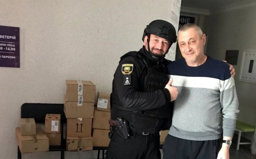 Поліцейські доставили медикаменти до лікарні Авдіївки