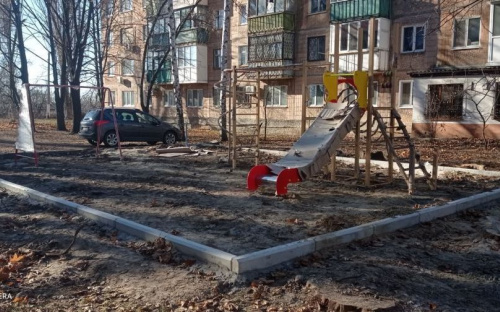 В рамках конкурса «Преобразим Авдеевку вместе!» в 9 квартале продолжается строительство детской площадки (ФОТОФАКТ)