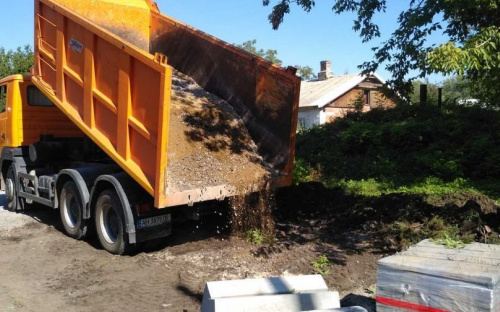 В Авдеевке стартовали работы по установке еще двух новых остановочных павильонов (ФОТОФАКТ)