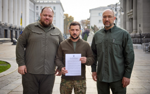 Ми робимо свій визначальний крок, підписуючи заявку України на вступ у пришвидшеному порядку до НАТО: звернення Президента Зеленського