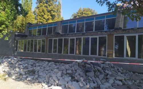 В Авдеевке продолжают ремонтировать опорную школу (ФОТОФАКТ)