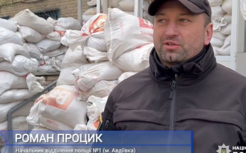 Поліцейські Авдіївки допомагають громадянам під кулями окупантів (ВІДЕО)