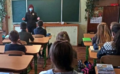 Авдеевский полицейские рассказали ребятам из Новоселовки, как противодействовать школьном буллингу