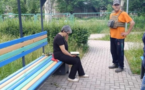 Авдіївські комунальники допомають містянам заряджати гаджети