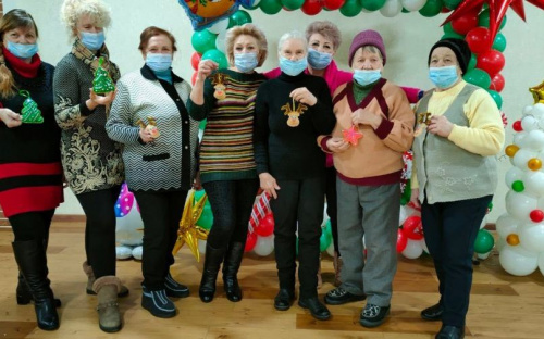 В Авдеевке людей преклонного возраста пригласили на новогодние творческие мастер-классы