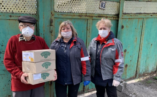 Одинокие ветераны-коксохимики получили продуктовые наборы от Метинвеста и Фонда Вадима Новинского