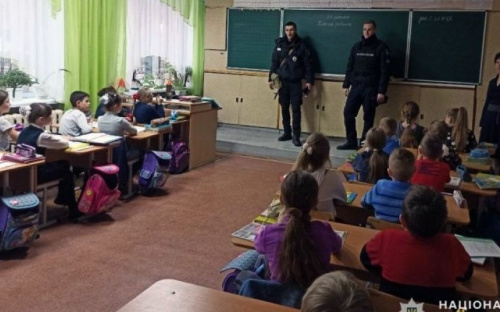 В Авдеевке правоохранители продолжают знакомить школьников с дорожной грамотой