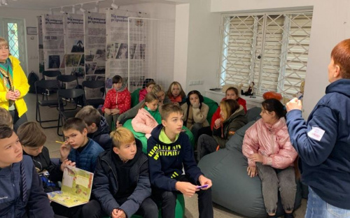 В Авдіївці напередодні Дня захисника і захисниці України школяри відвідали Народний музей історії міста