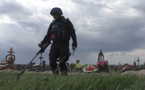Поминальные дни: в Авдеевке пиротехники проверяли кладбища, а коммунальщики готовили дополнительные рейсы