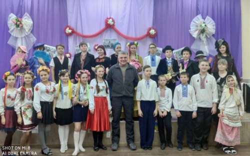 Дети поставили в Авдеевке спектакль «За двумя зайцами» (ФОТО + ВИДЕО)