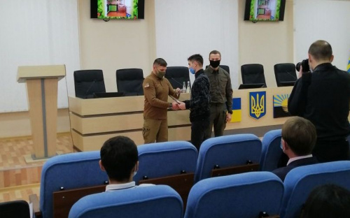 В Авдеевке вручили ключи от квартиры юноше, который  лишился родителей