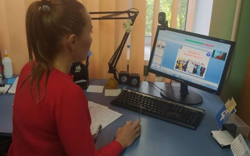 Фахівці Авдіївського міського центру зайнятості  провели профорієнтаційний  вебінар з учнівською молоддю с.Новобахмутівка. 