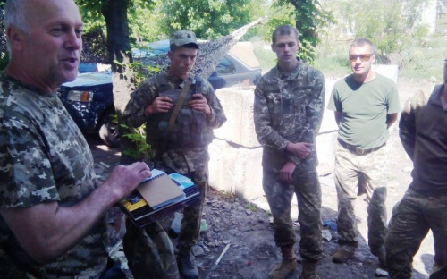 На позициях ОС у Авдеевки читали стихи (ФОТО)