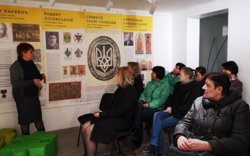 В Авдеевке пользуется успехом выставка о гербе Украины (ФОТО)