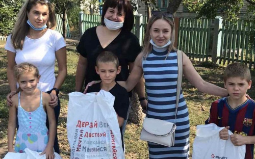 Молодежь АКХЗ помогла собрать детей в школу