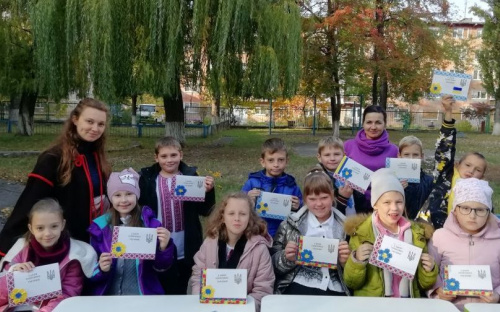 В Авдіївці школяри підготували вітальні листівки для військовослужбовців