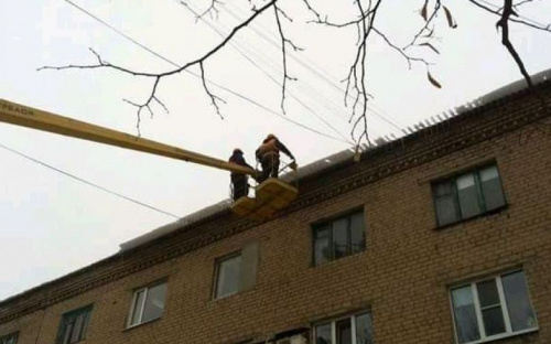 Загрозливі крижані шапки знімають в Авдіївці з дахів будинків (ФОТО)