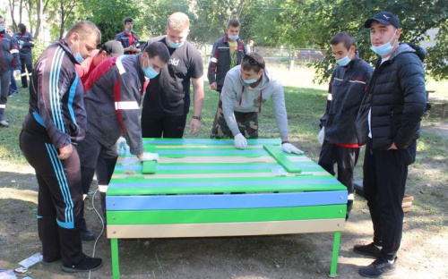 Заводчане АКХЗ навели порядок в «Искорке» и подарили воспитанникам игрушки