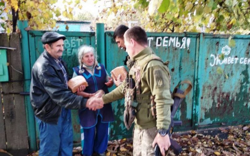 Офицеры Cimic Avdeevka развезли в прифронтовые населенные пункты хлеб, книги и лекарства   (ФОТО)