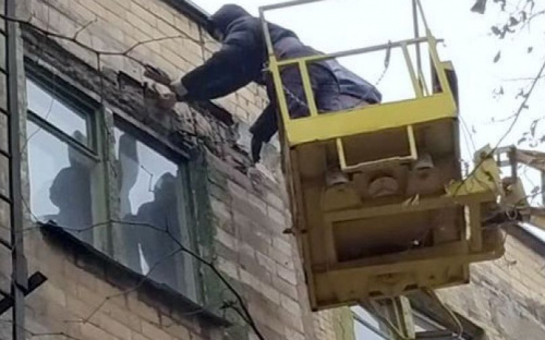 В Авдеевке дома ремонтируют внутри и снаружи