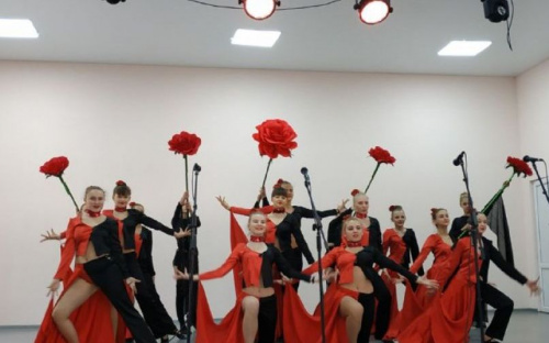 В Авдеевке женщины получили музыкальные и сладкие подарки (ФОТО)
