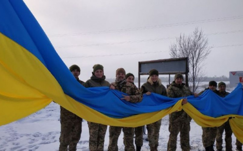 На въезде в Авдеевку реет восьмиметровый флаг Украины (ФОТО) 