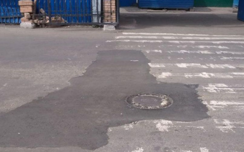 В Авдеевке большую дорожную яму устранили только после звонка в Киев (ФОТО)