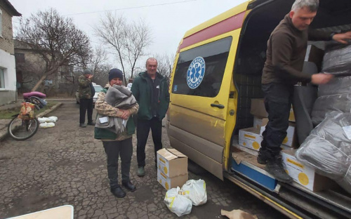 В канун Новорічних свят переселенці з Авдіївки отримали продукти і теплі ковдри