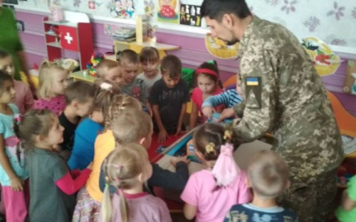 Авдеевские «симики» развезли теплые вещи и литературу