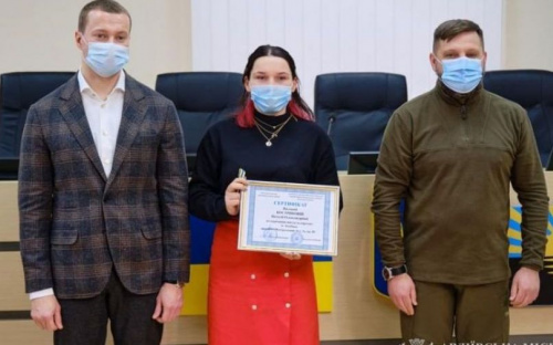 Дівчині з Авдіївки, позбавленої батьківського піклування, вручили ключі від нової квартири