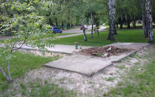 В Авдеевке скандал: местные активисты разобрали стелу памяти о погибших жителях (ФОТО)